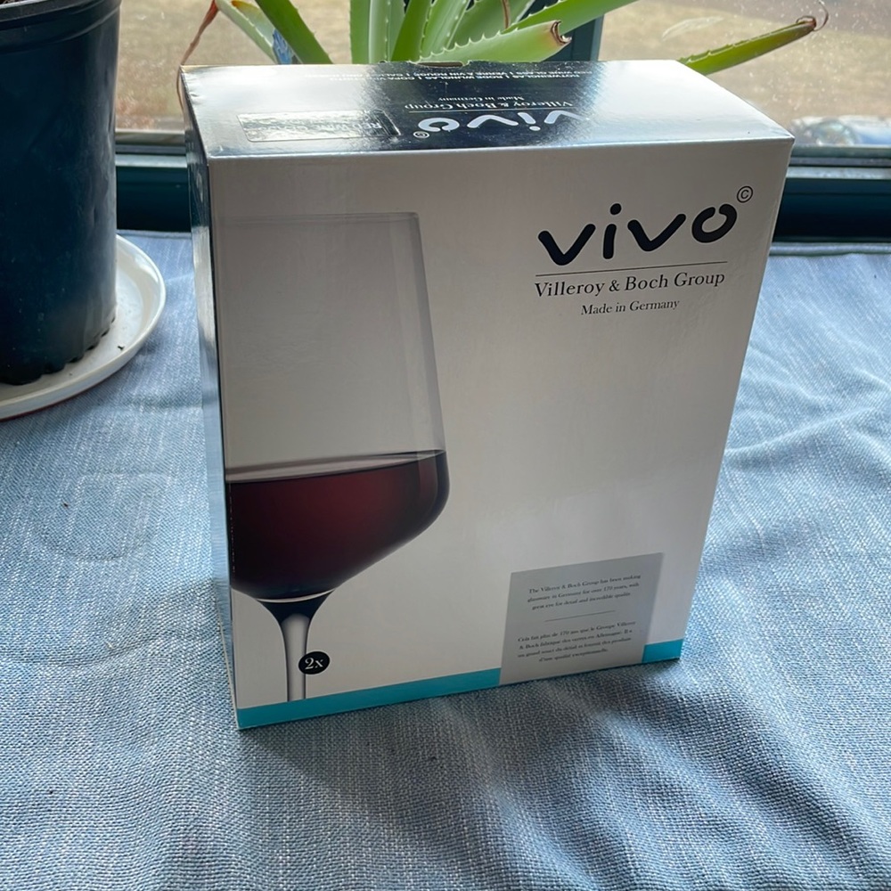 NIB Vivo Red Wine Glasses